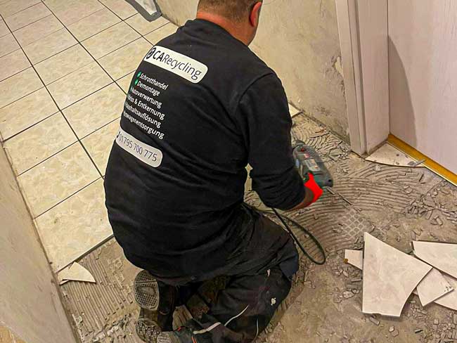 Entfernen alter Bodenbeläge bei einer Entkernung | CA Recycling Gernsheim