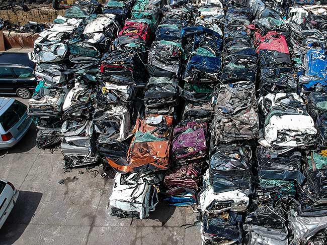 Altfahrzeuge zur Verwertung gestapelt | CA Recycling Gernsheim